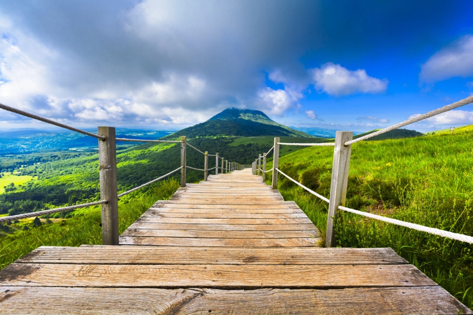 An image depicting the trail GR70 - Stevenson Trail and its surrounding area.
