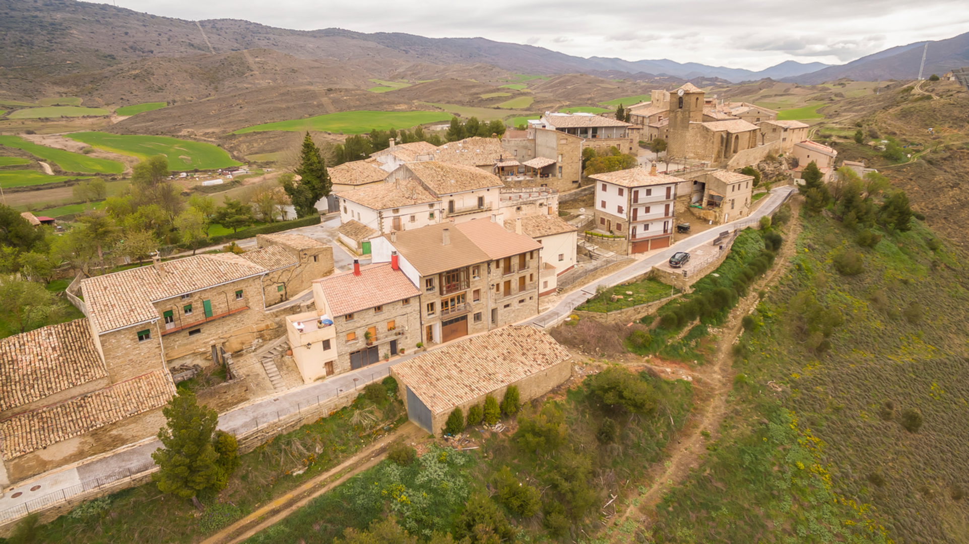 An image depicting the trail Isuerre - Lobera de Onsella PR Z 111 and its surrounding area.