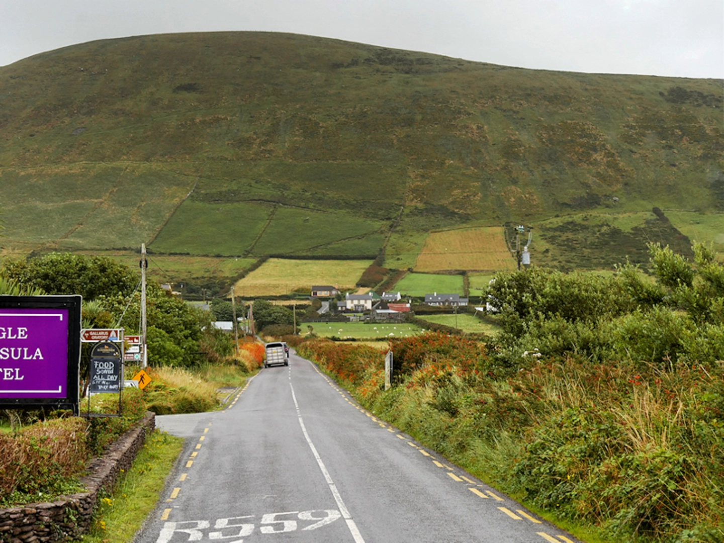 An image depicting the trail Slea Head Loop and its surrounding area.