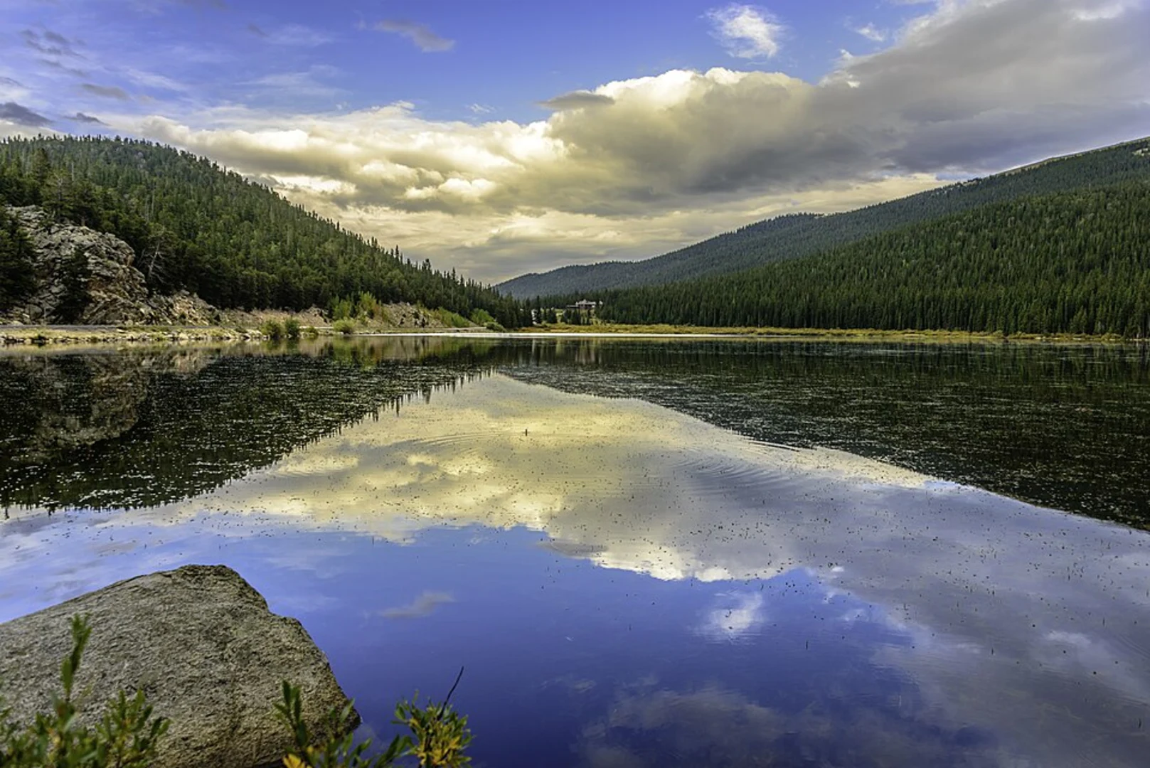 An image depicting the trail Idaho Springs Reservoir from Echo Lake and its surrounding area.