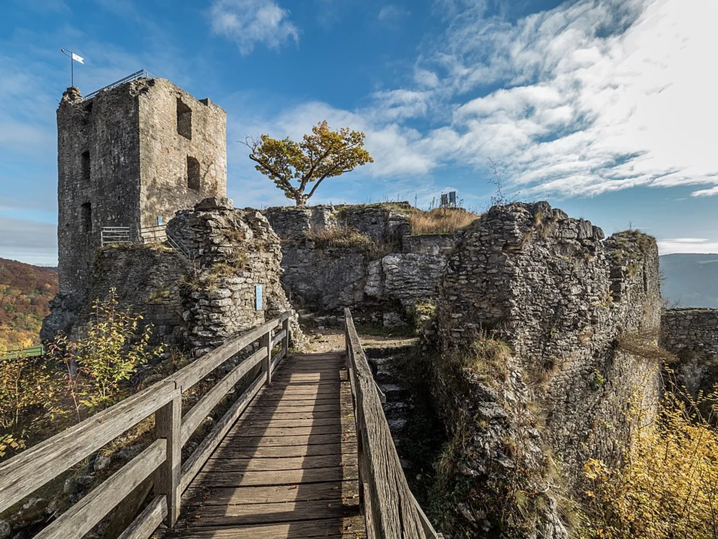 An image depicting the trail Neideck Castle, Brunhildenstein and Burgruine Streitburg Loop and its surrounding area.
