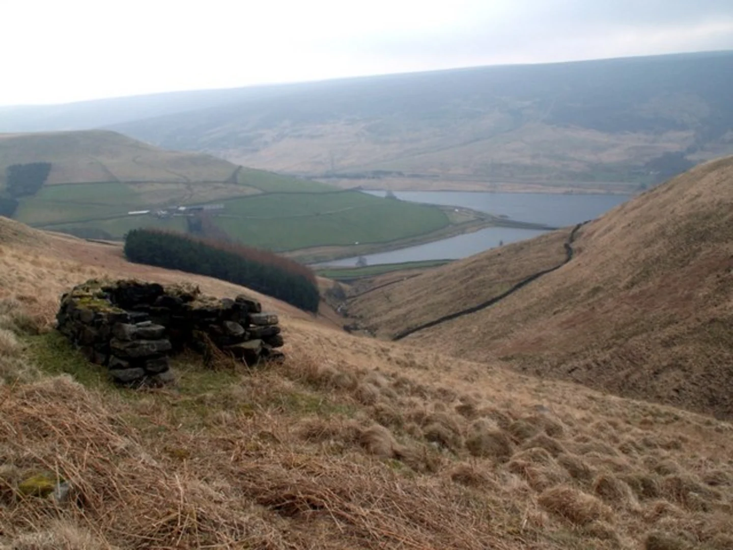 An image depicting the trail Woodhead Reservoir Loop and its surrounding area.