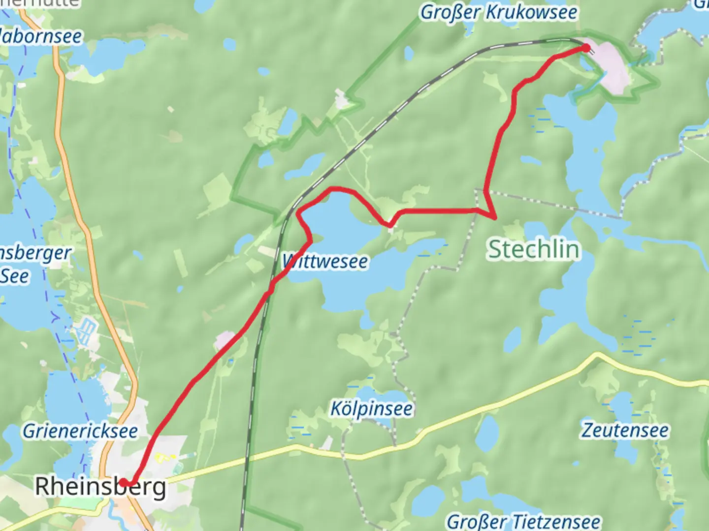 An image depicting the trail Rheinsberg to Stechlinsee via Wittwesee and Klarwasserse and its surrounding area.