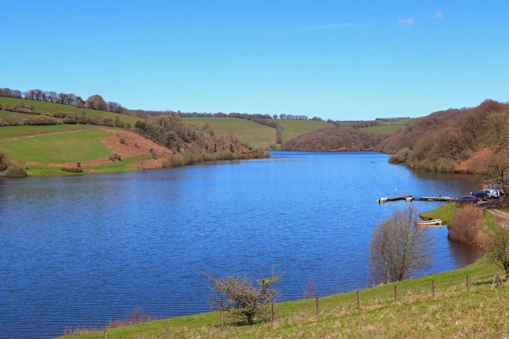 An image depicting the trail Clatworthy Reservoir and its surrounding area.