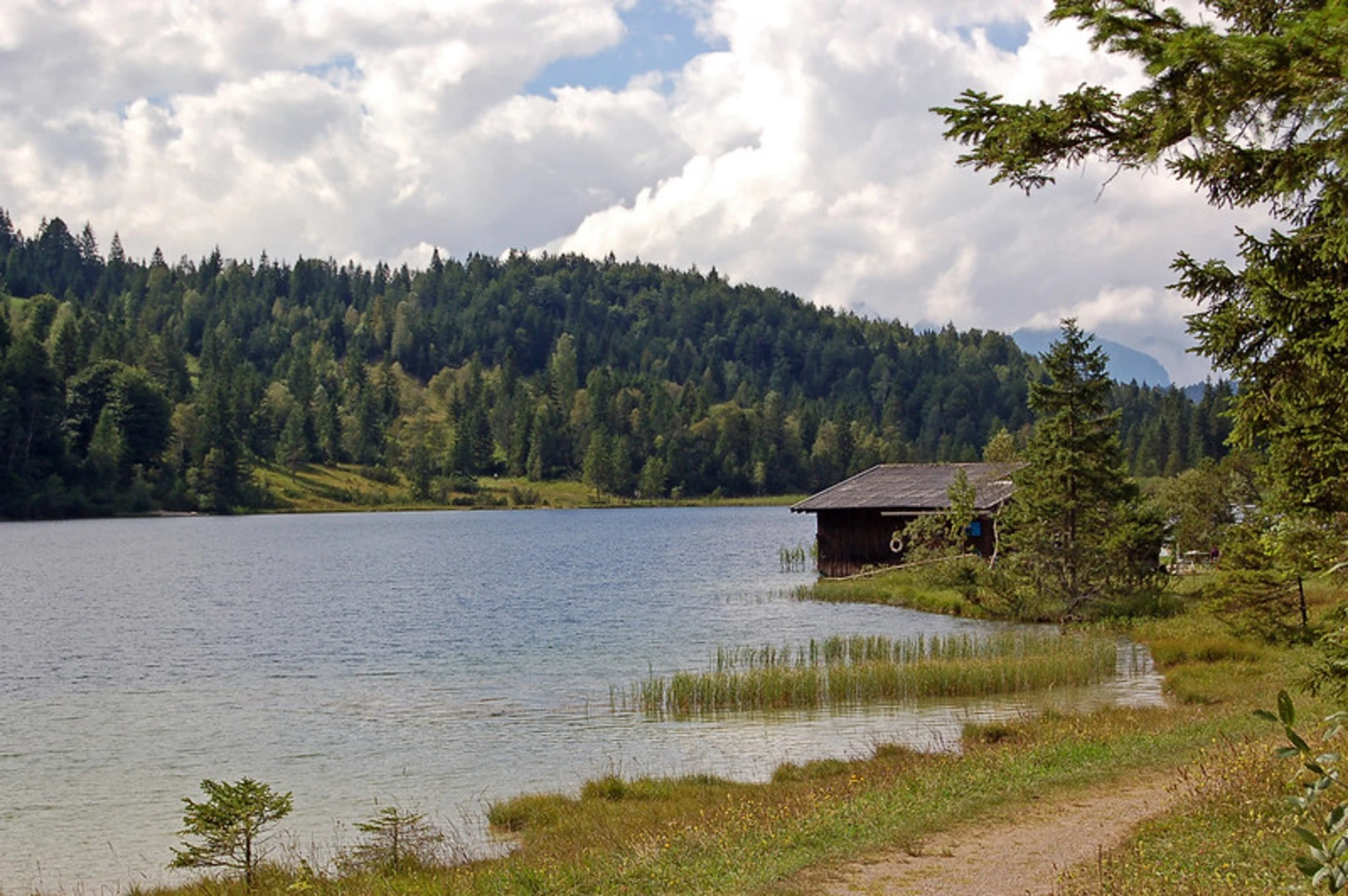 An image depicting the trail Lainbach-Wasserfall, Lautersee and Ferchensee Loop and its surrounding area.