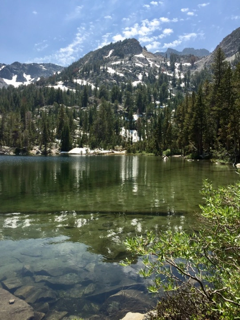 An image depicting the trail Emerald and Skelton Lakes Trail and its surrounding area.