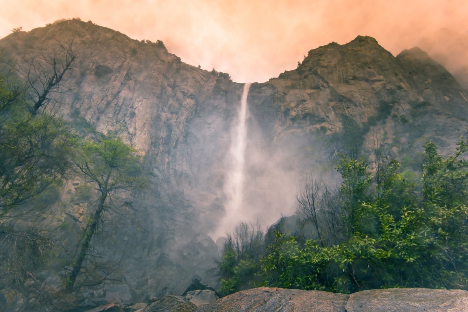 An image depicting the trail Bridalveil Fall Trail and its surrounding area.