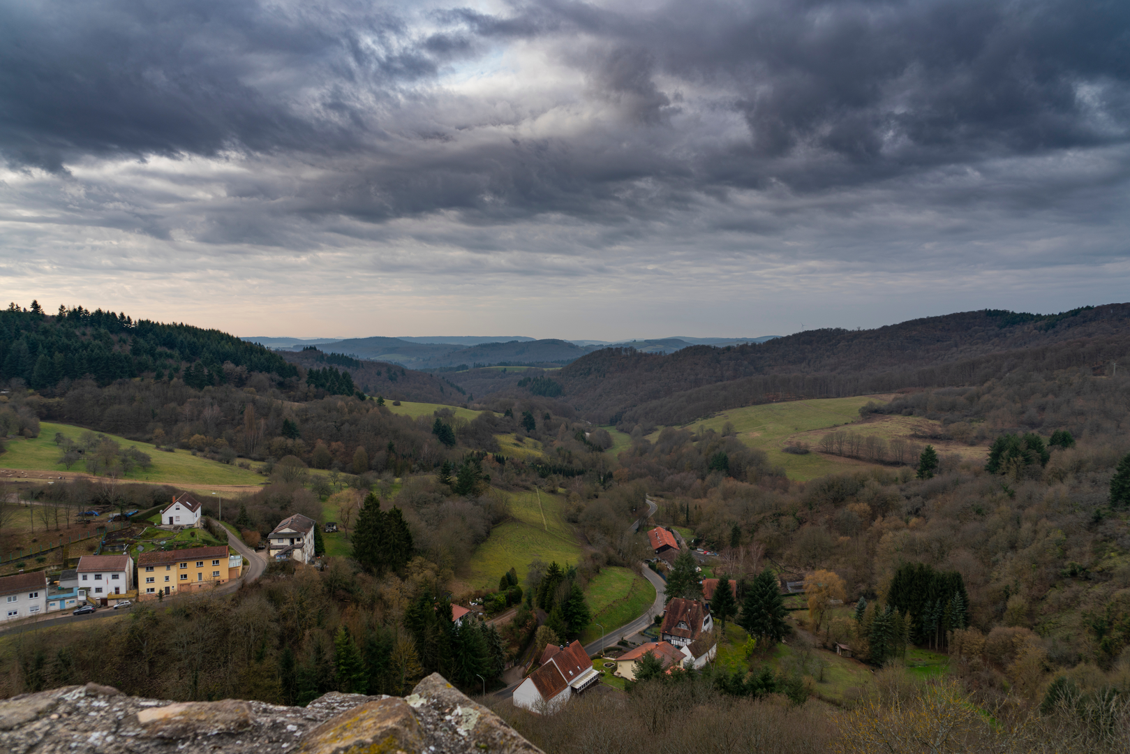 An image depicting the trail Pfälzer Höhenweg and its surrounding area.
