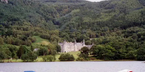An image depicting the trail Ben Venue Loop from Loch Achray and its surrounding area.