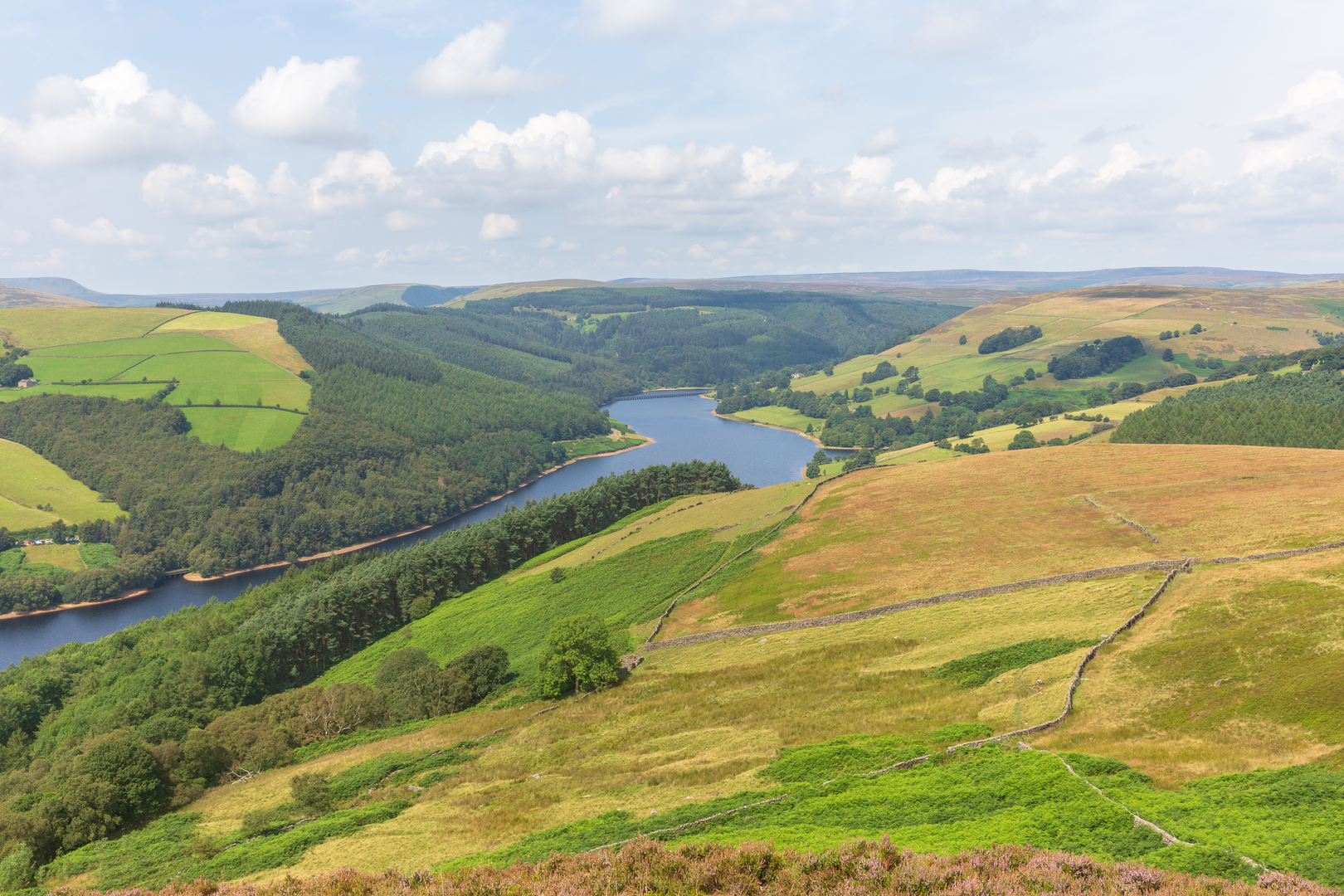 An image depicting the trail Ladybower Reservoir Route and its surrounding area.