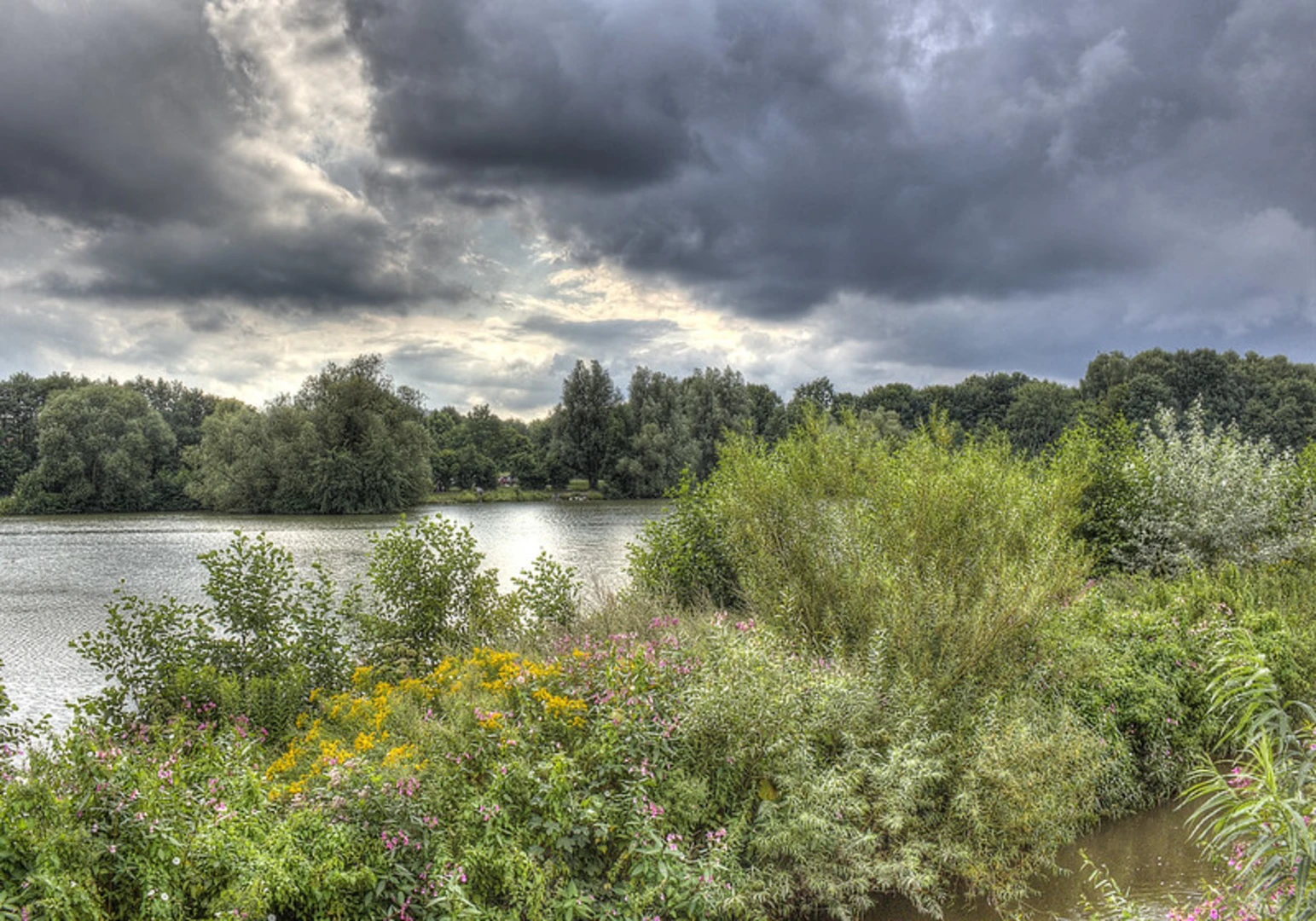 An image depicting the trail Obersee, Mittelsee, Untersee Loop via Schwarzer Weg and its surrounding area.