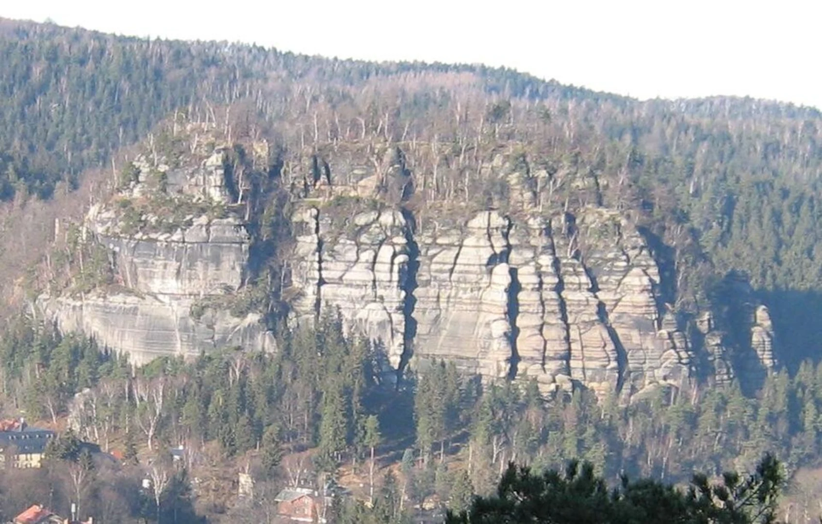 An image depicting the trail Oybin Rundweg and Lueckendorf Loop and its surrounding area.