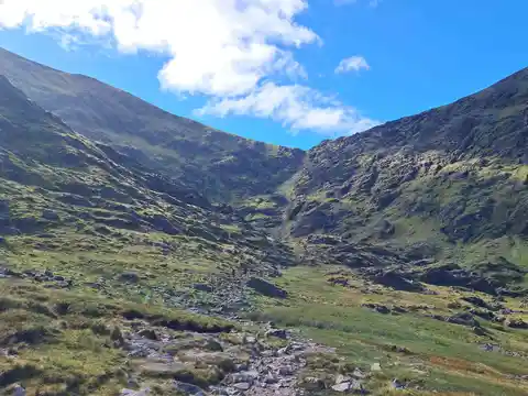 An image depicting the trail Carrauntoohil via The devil's ladder and zig zags and its surrounding area.