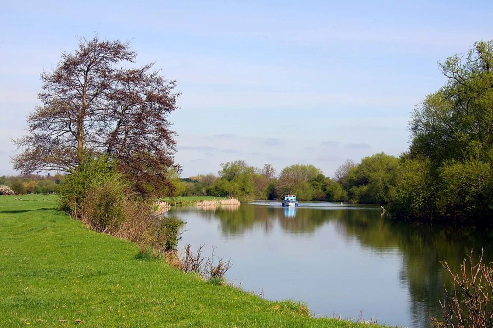An image depicting the trail Shillingford to Dorchester on Thames Loop Walk and its surrounding area.