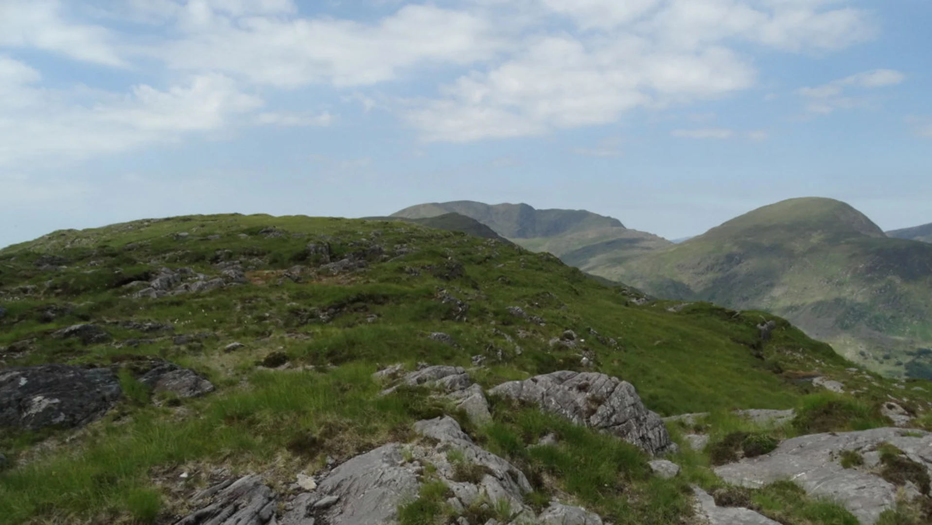 An image depicting the trail Knocknabreeda, Crossderry and Mothaillín Summit Horseshoe and its surrounding area.
