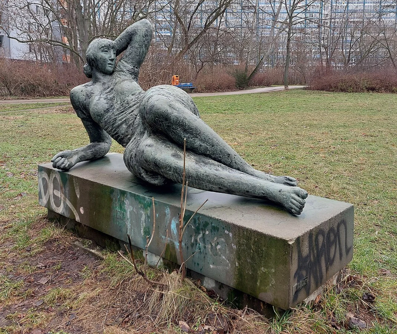 An image depicting the trail Fennpfuhl and Fontaene im Fennpfuhl Loop and its surrounding area.