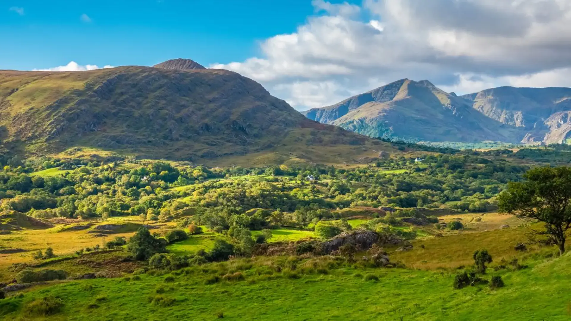 An image depicting the trail E8 Coast To Coast Walk Ireland and its surrounding area.