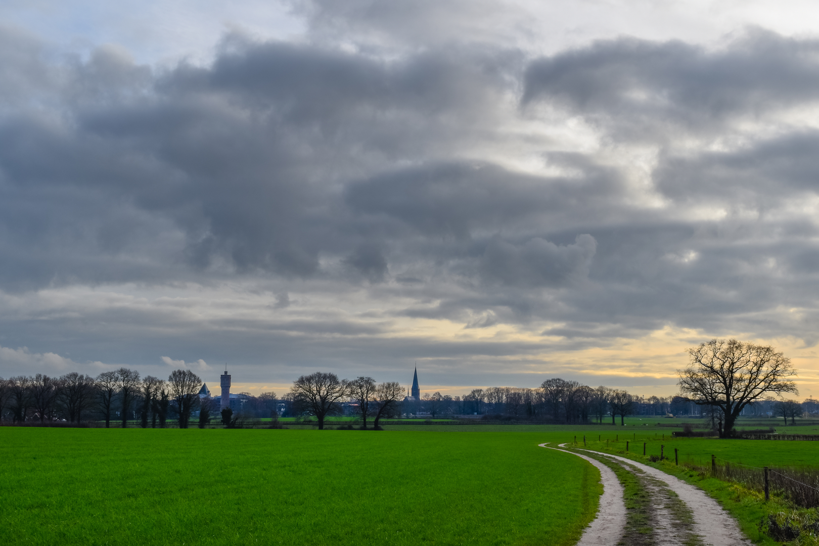 An image depicting the trail Twente Kanaal via Overijssels Havezatenpad and Delden Blauwe Route and its surrounding area.