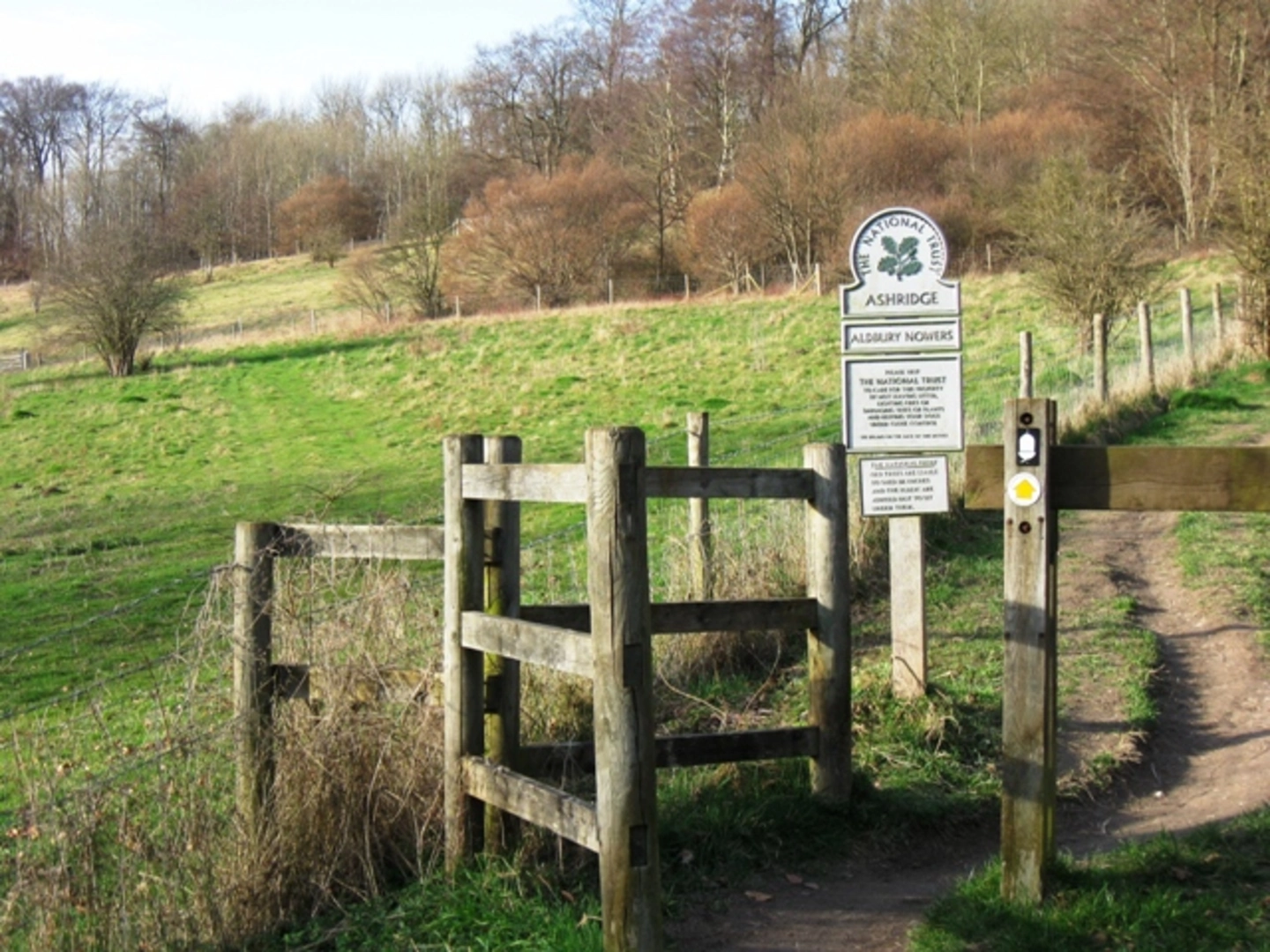 An image depicting the trail Aldbury and Ringshall Loop via Ivinghoe Beacon and its surrounding area.