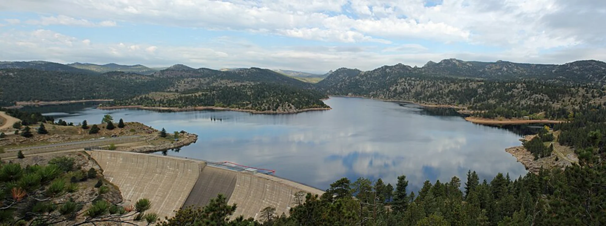 An image depicting the trail Gross Reservoir North Shore Walk and its surrounding area.