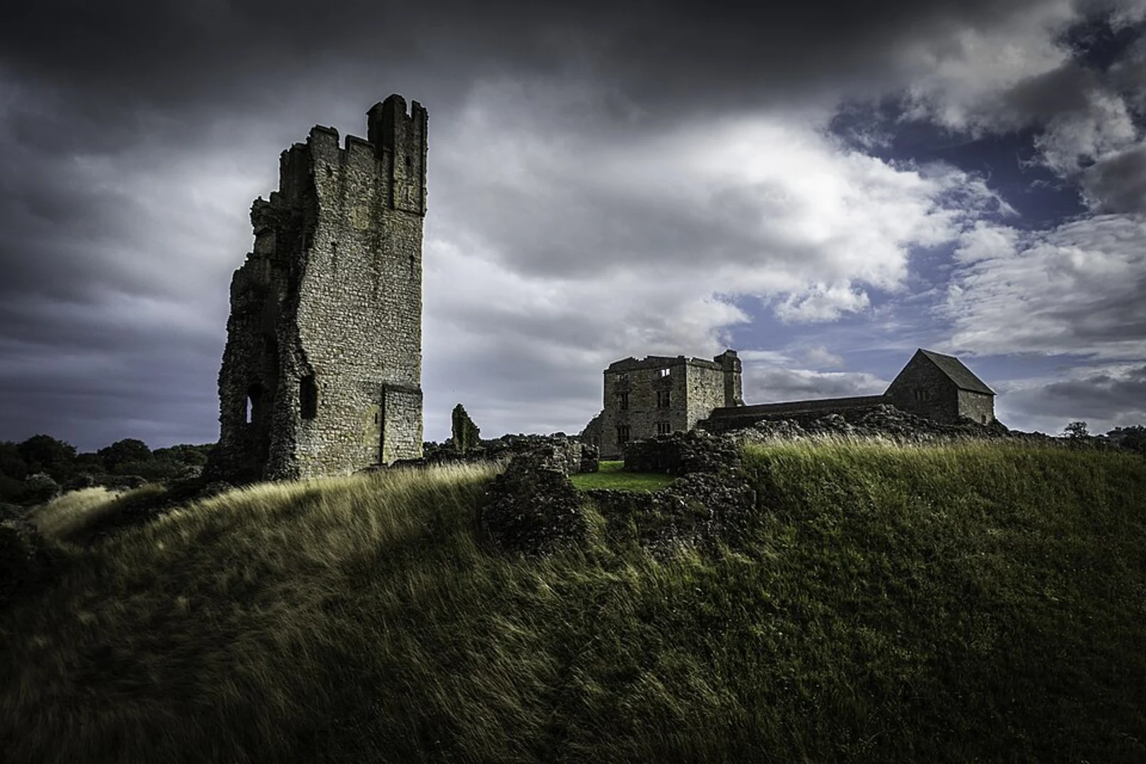 An image depicting the trail Helmsley Castle Loop and its surrounding area.
