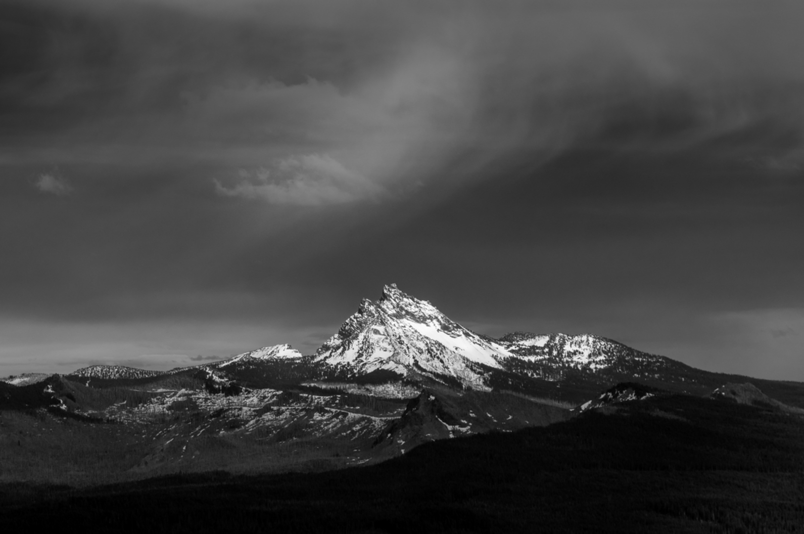 An image depicting the trail Lava Lakes via Maxwell Butte Trail and its surrounding area.