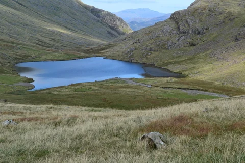 An image depicting the trail Styhead Tarn and Sprinkling Tarn Loop and its surrounding area.