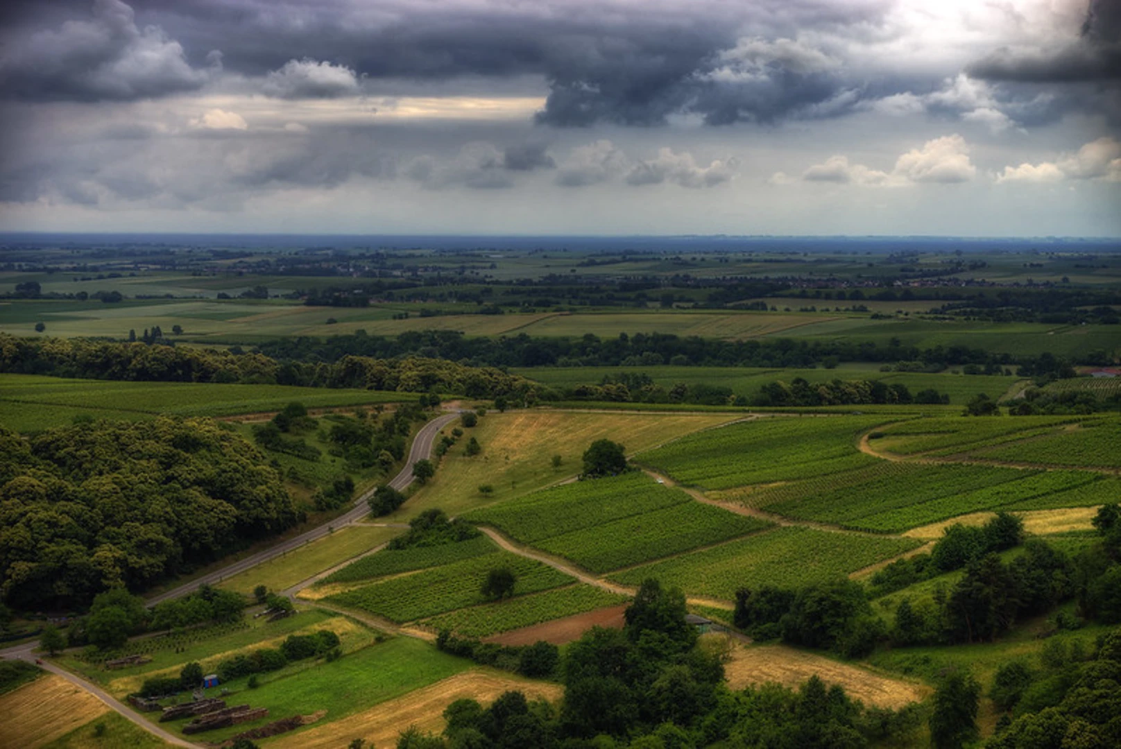 An image depicting the trail Klingenmünster to Bad Bergzabern via Pfelzer Weinsteig and its surrounding area.