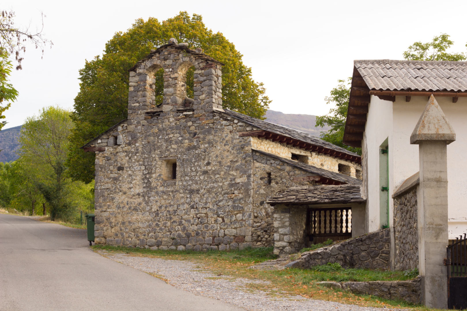 An image depicting the trail San Juan de Plan - Chia PR HU 087-a and its surrounding area.