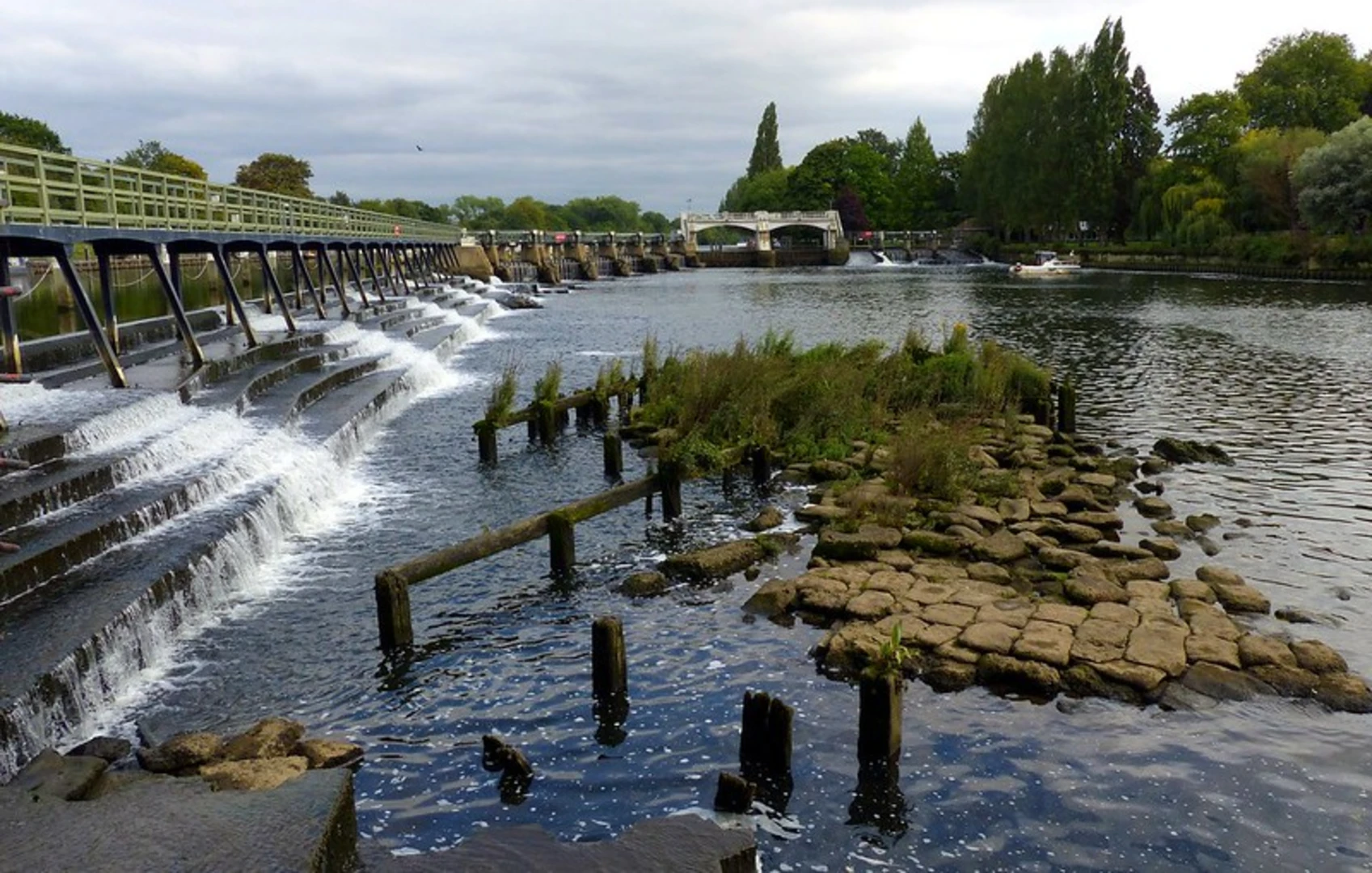 An image depicting the trail Ham House to Hampton Court Park Walk and its surrounding area.