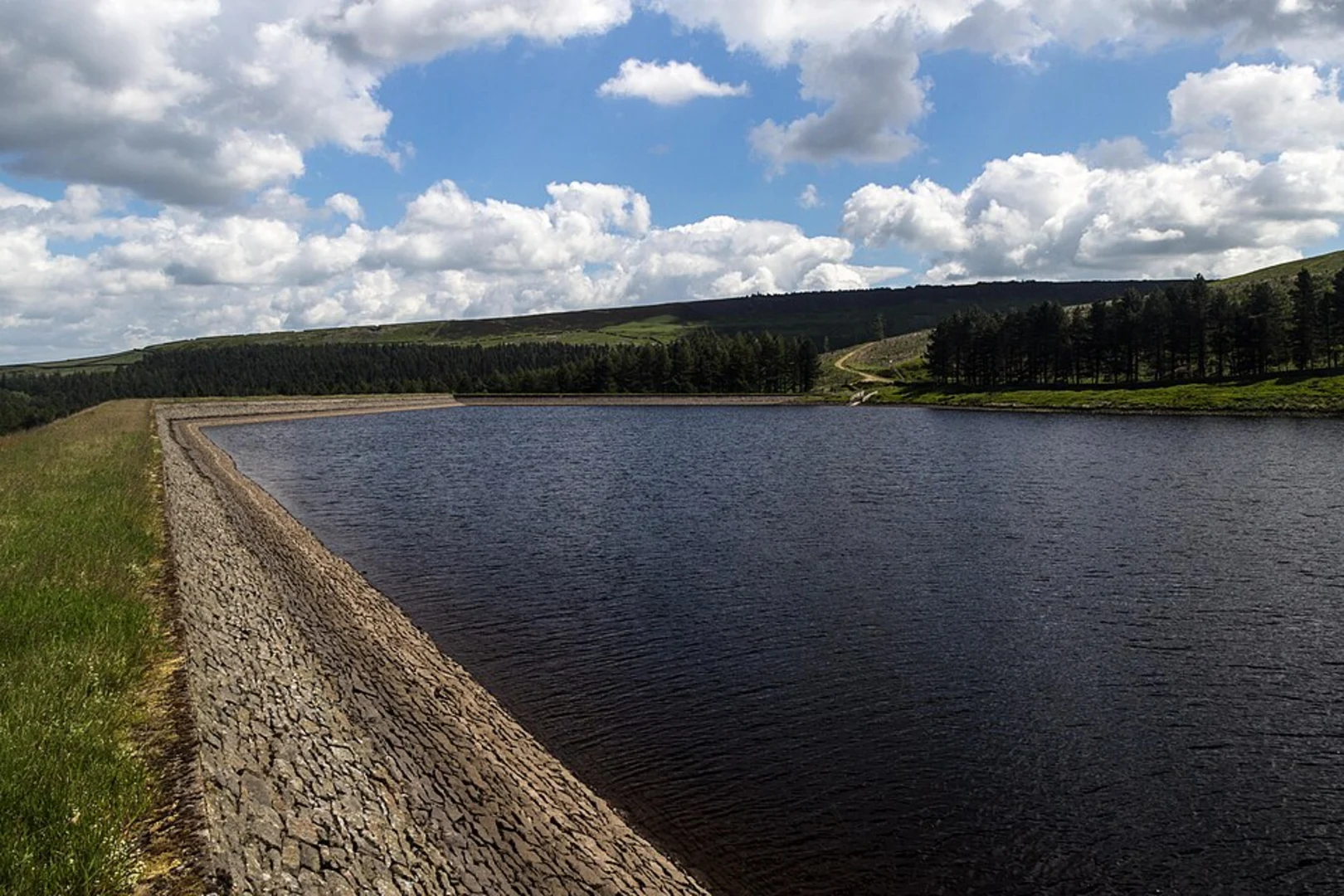 An image depicting the trail Yateholme Reservoir and Ramsden Reservoir Loop and its surrounding area.