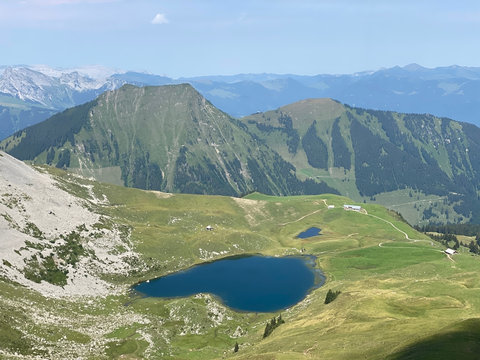 An image depicting the trail Älggialp Vorder Seefeld and its surrounding area.