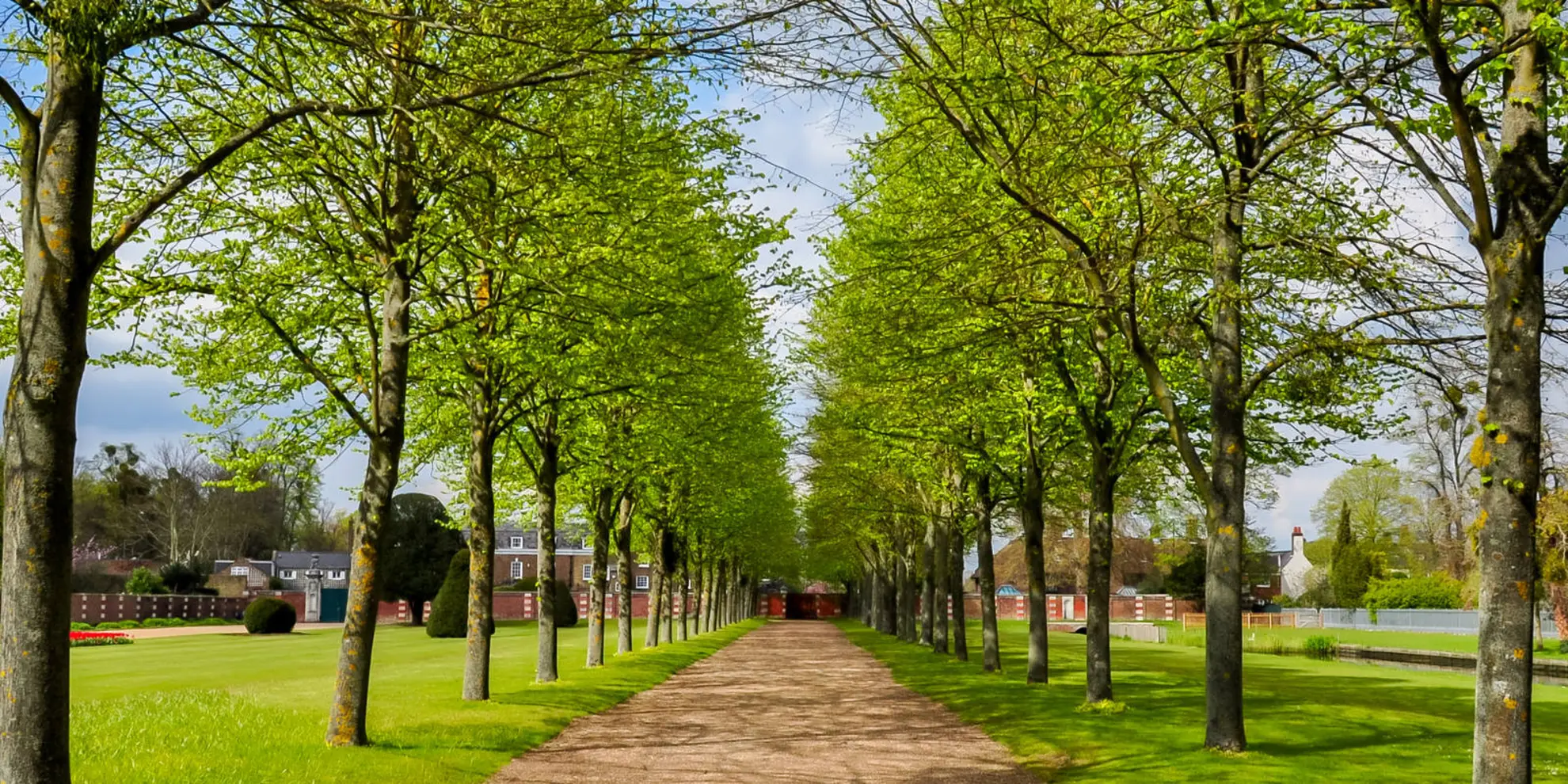 An image depicting the trail Hampton Court Parks and Gardens and its surrounding area.