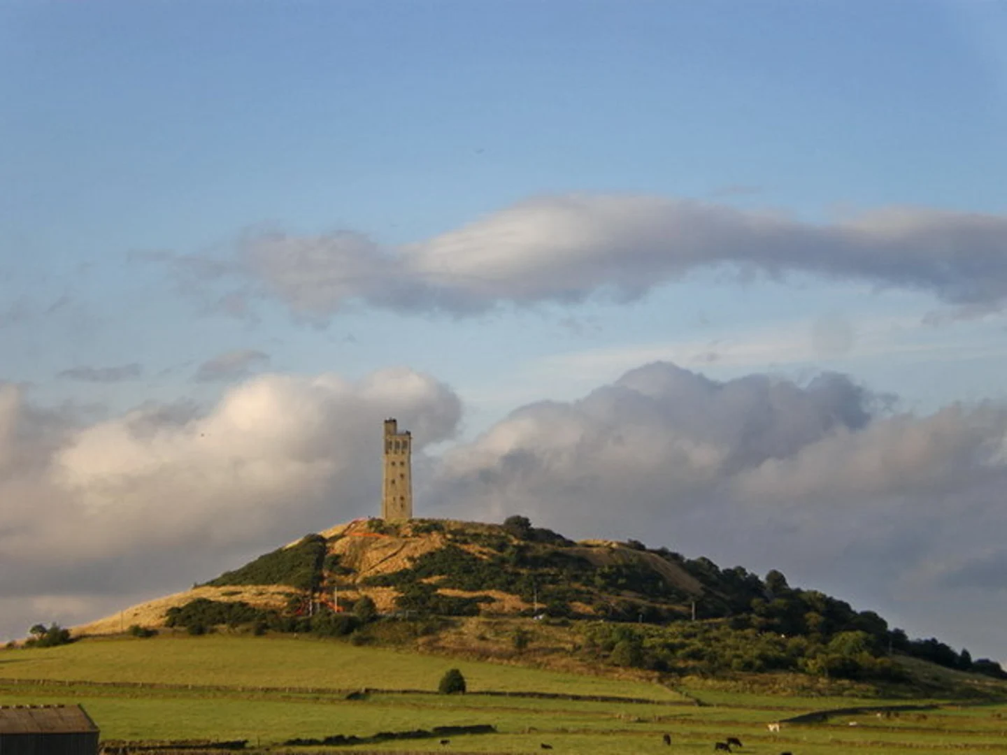 An image depicting the trail Castle Hill and Farnley Tyas Loop and its surrounding area.