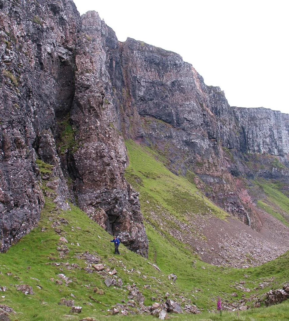 An image depicting the trail Loch Hasco via Loch Langaig and its surrounding area.