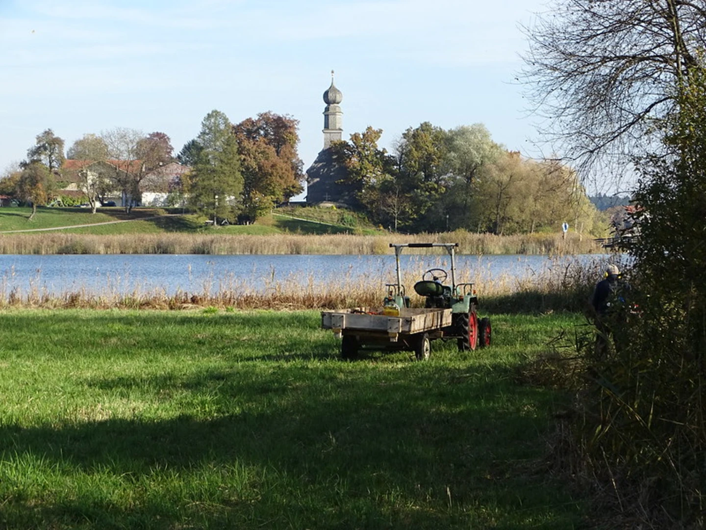 An image depicting the trail Klostersee and Griessee Loop via Klosterweg and its surrounding area.