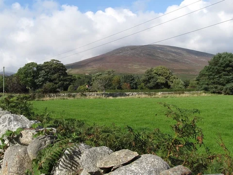 An image depicting the trail Rocky Mountain to Chimney Rock via Mourne Wall Challenge and its surrounding area.