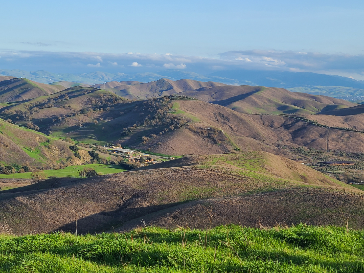 An image depicting the trail Tassajara Ridge and Upper Hidden Valley Ridge Loop Trail and its surrounding area.
