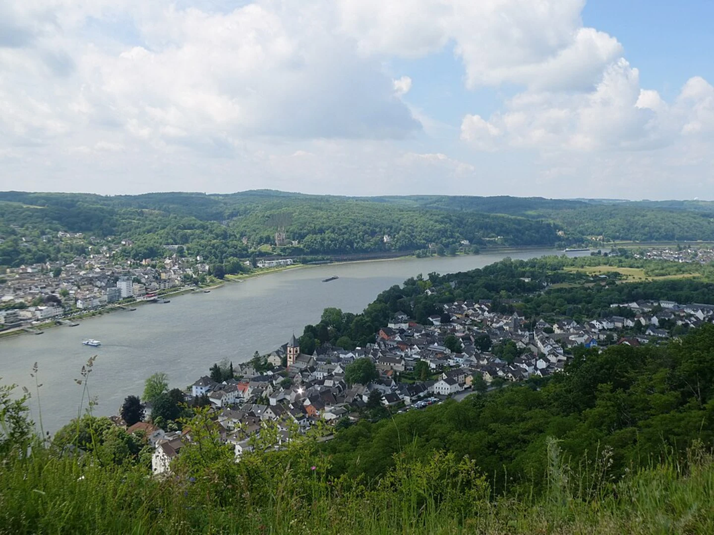 An image depicting the trail Erpeler Ley via Rheinsteig Zuweg Kalenborn and its surrounding area.
