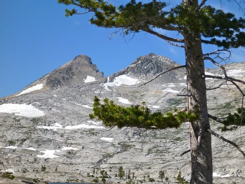 An image depicting the trail Pyramid Peak via PCT and its surrounding area.