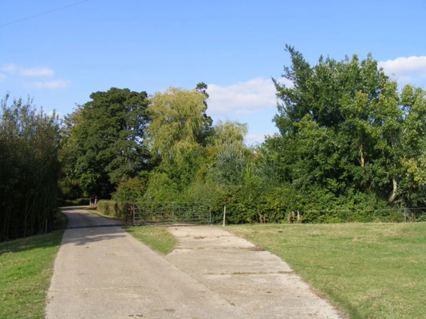 An image depicting the trail Abbotsley Country Park Loop and its surrounding area.