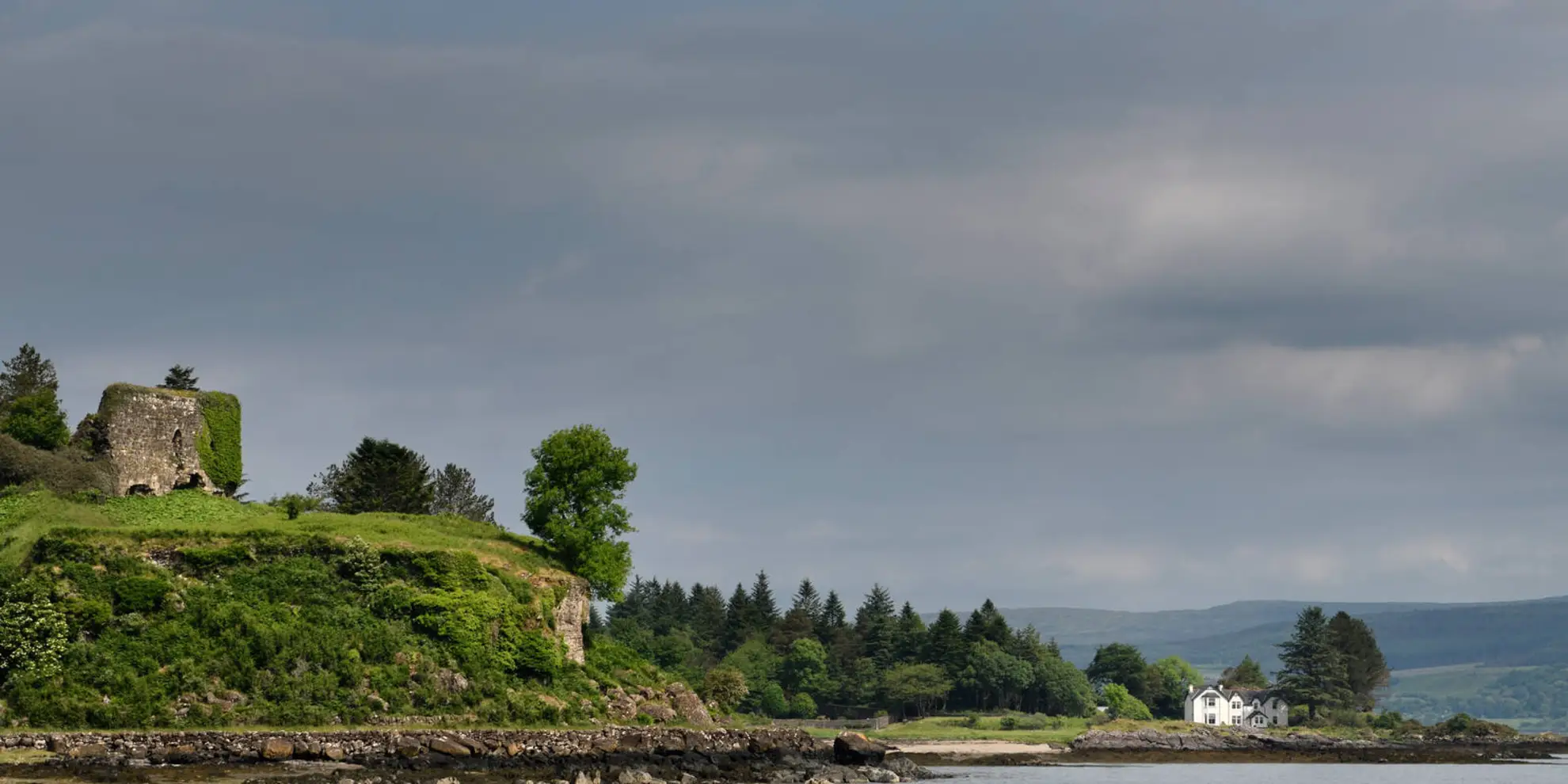 An image depicting the trail Ros Castle and its surrounding area.