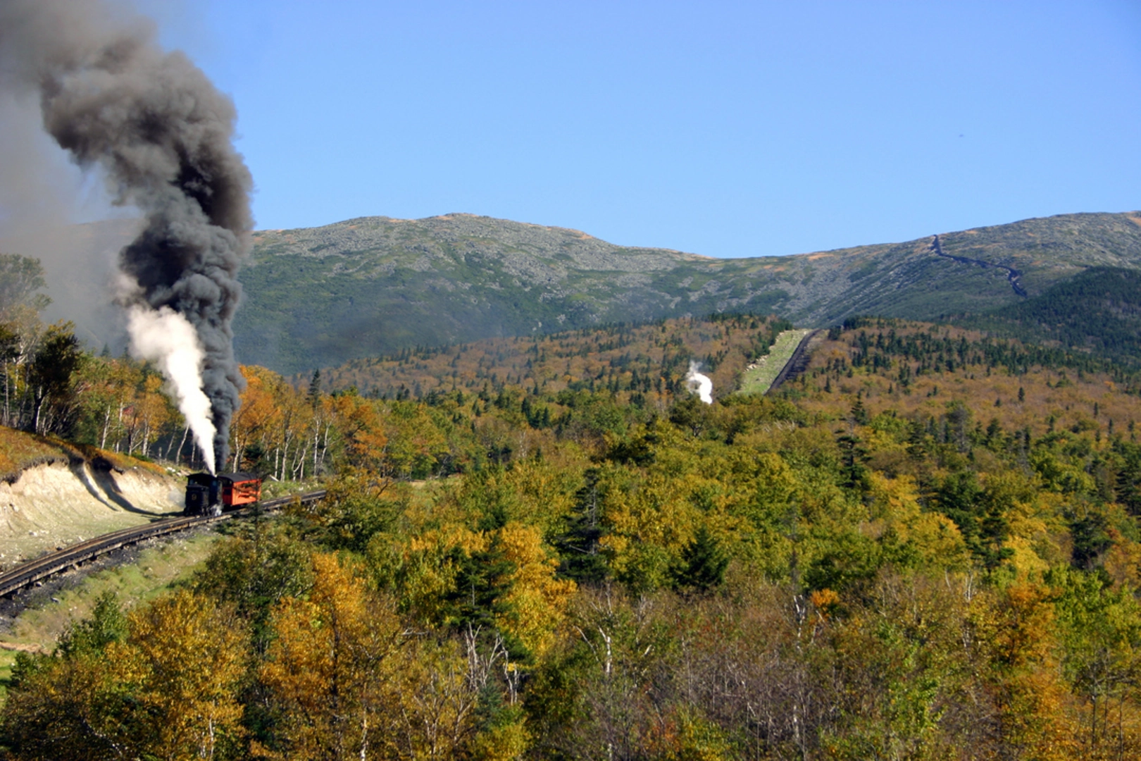 An image depicting the trail Mount Washington Loop via Jewell Trail and its surrounding area.