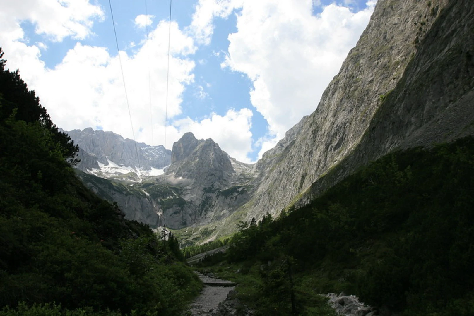 An image depicting the trail Höllentalangerhütte Walk via Hammersbach and its surrounding area.