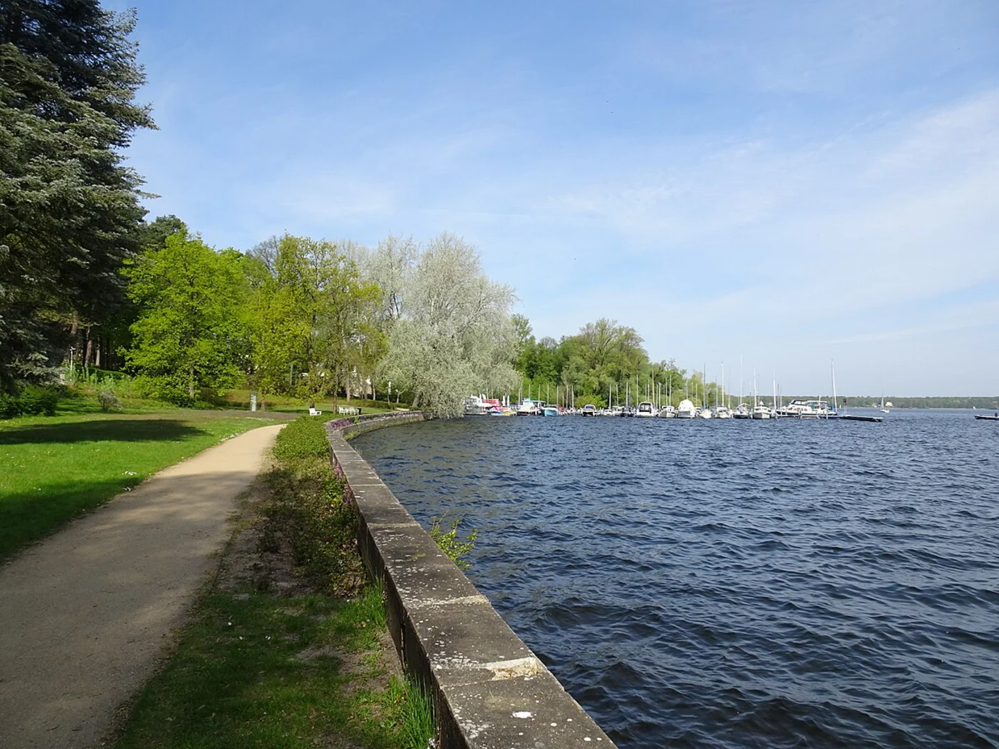 An image depicting the trail Berlin-Wannsee to Schloss Glienicke Scenic Walk via Düppeler Forst and its surrounding area.