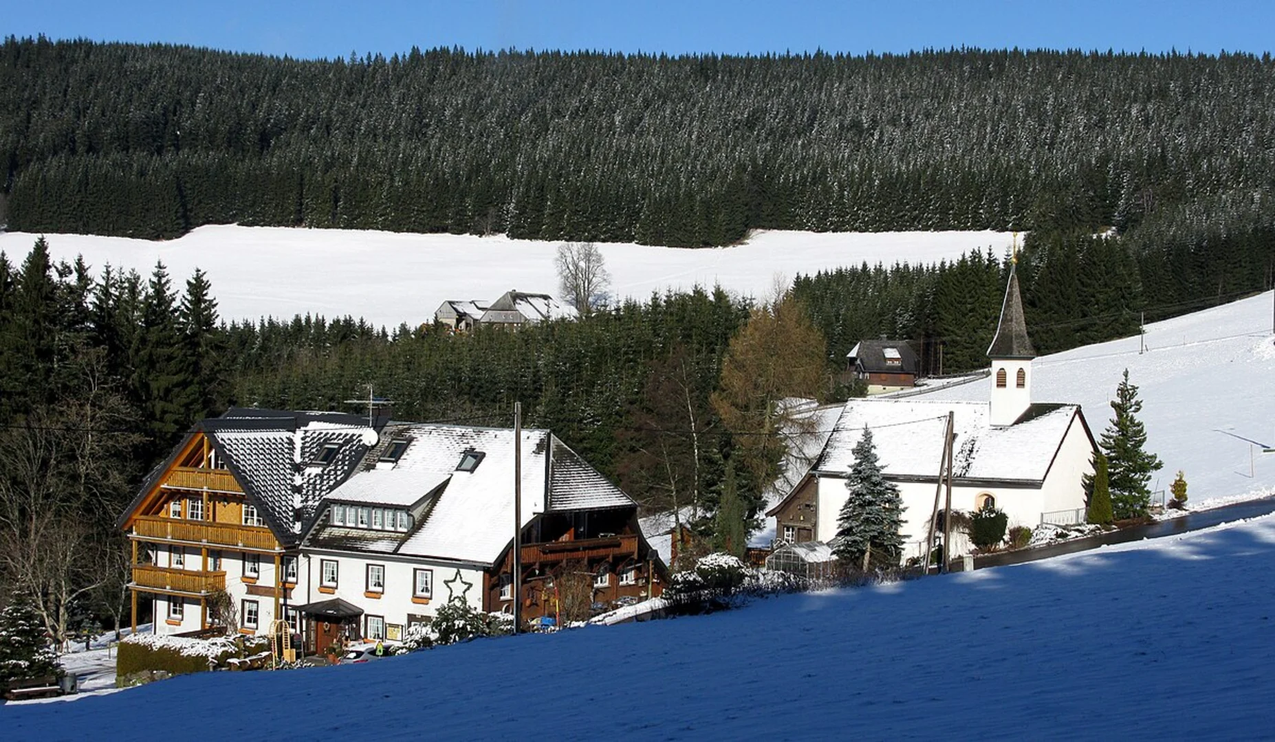 An image depicting the trail Hinterzarten and Wirbstein Loop and its surrounding area.