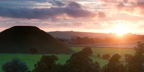 An image depicting the trail Avebury to Stonehenge and its surrounding area.