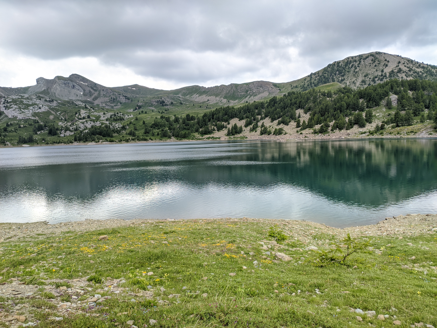 An image depicting the trail Les Tours du Haut-Verdon and its surrounding area.