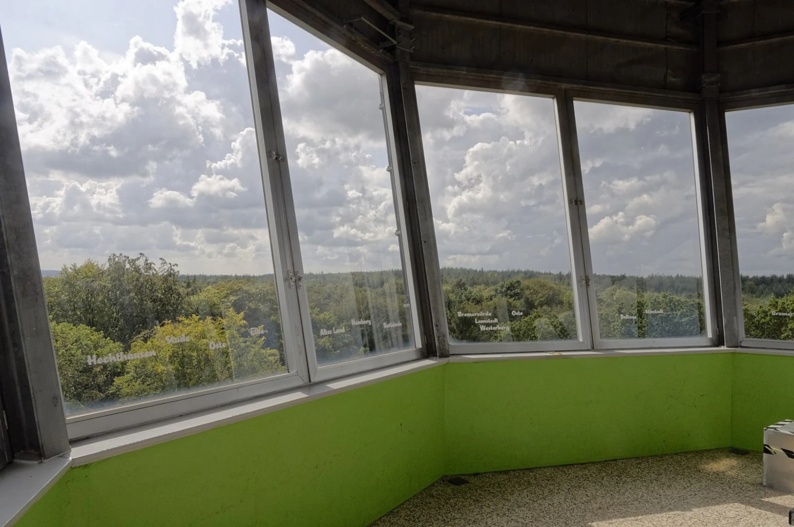 An image depicting the trail Kurpark via Alter Postweg and Höden and its surrounding area.