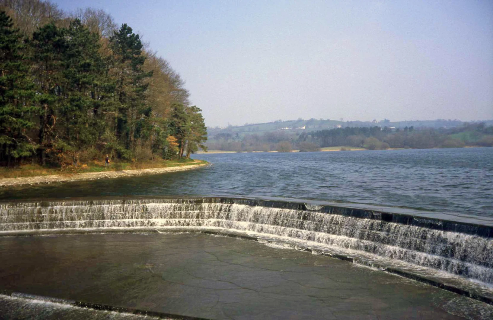 An image depicting the trail Blagdon Lake Circular Walk and its surrounding area.